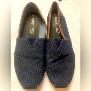 Men’s Tom’s navy denim loafer with brown piping size 10